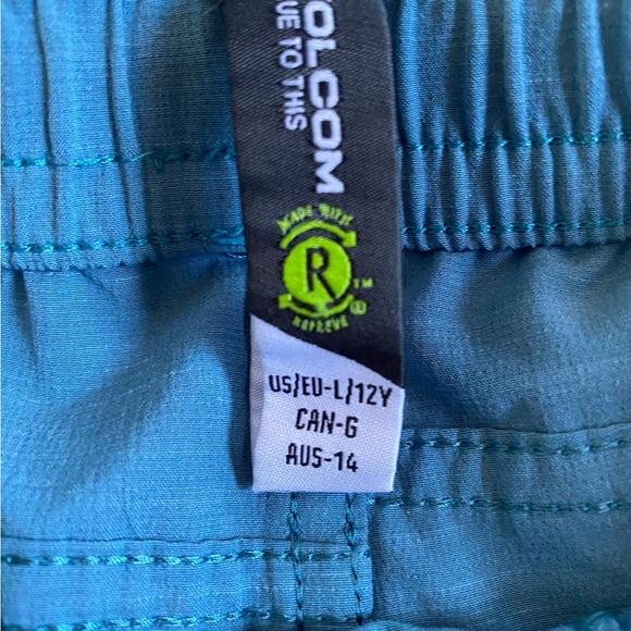 Volcom Boys Blue Shorts Lightweight Elastic Waist - Picture 2 of 3